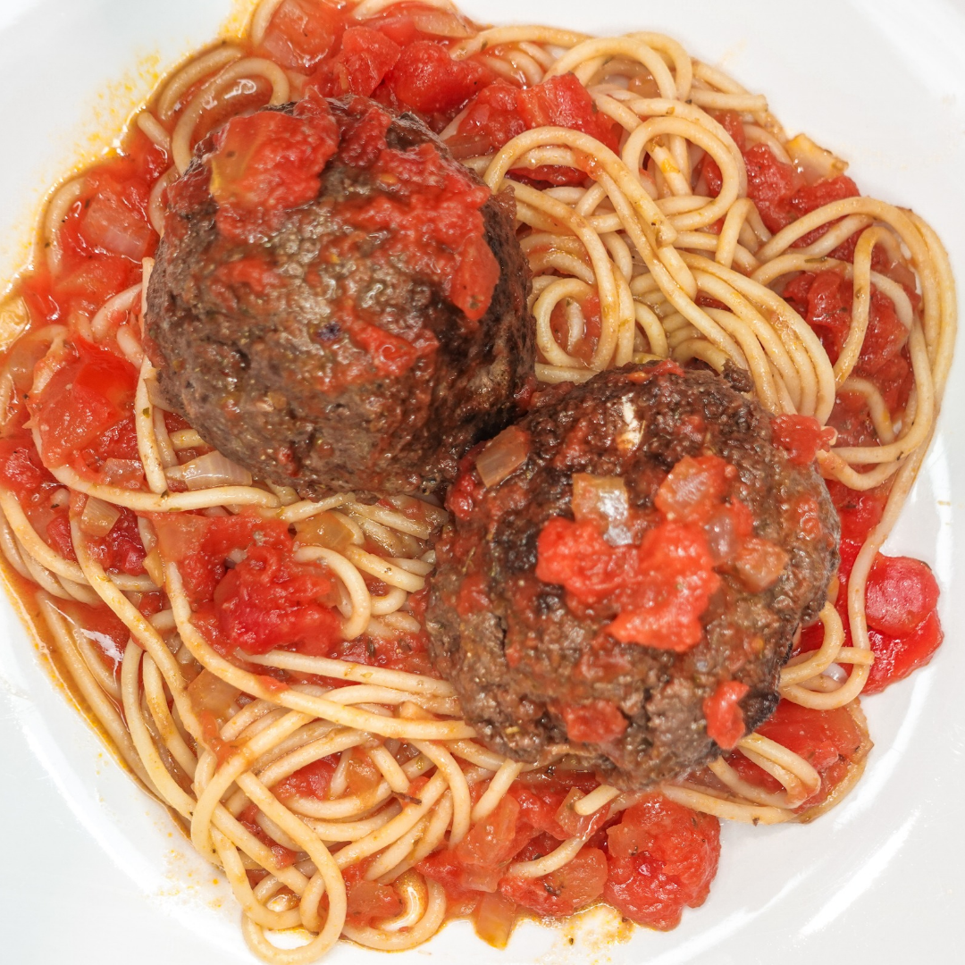 Pasta Marinada con Albondigas rellenas de Queso Crema