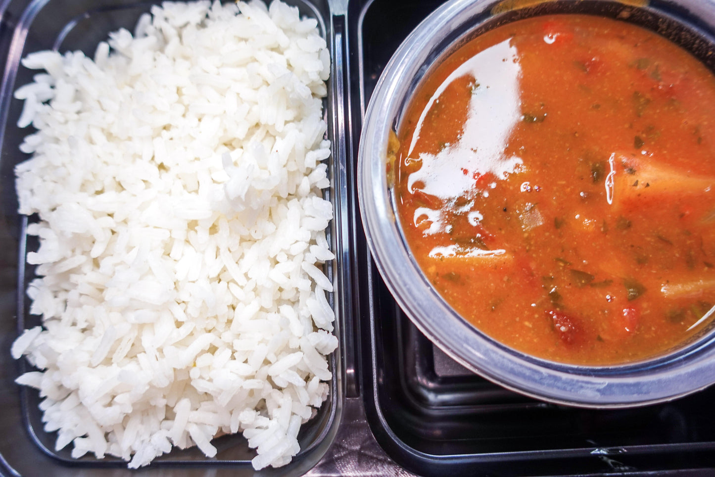 Chuletas al Horno con Arroz y Habichuelas