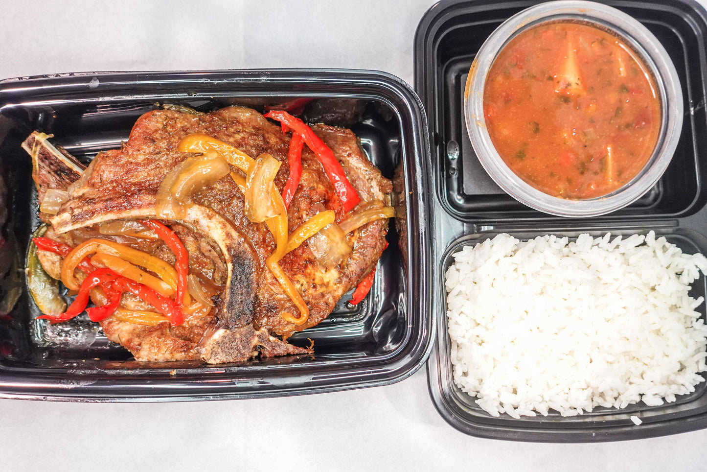 Chuletas al Horno con Arroz y Habichuelas